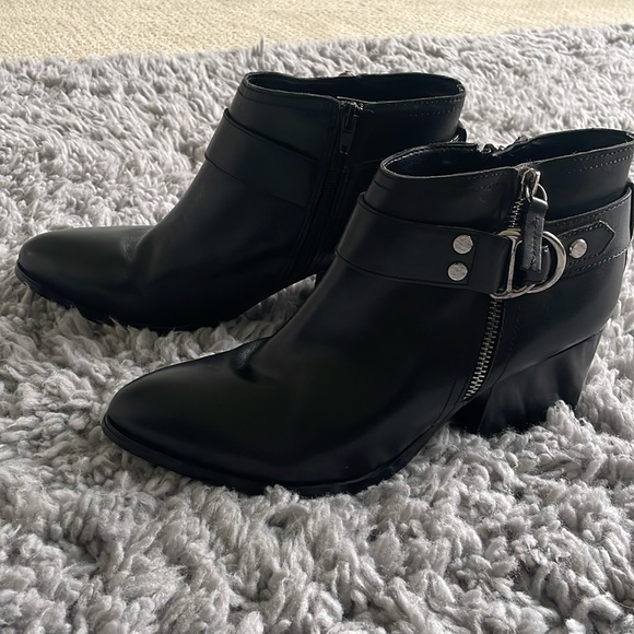 Marc Fisher Leather Victa Harness Buckle Block Chunky Heel Ankle Boots Sz 9.5 - Picture 5 of 5